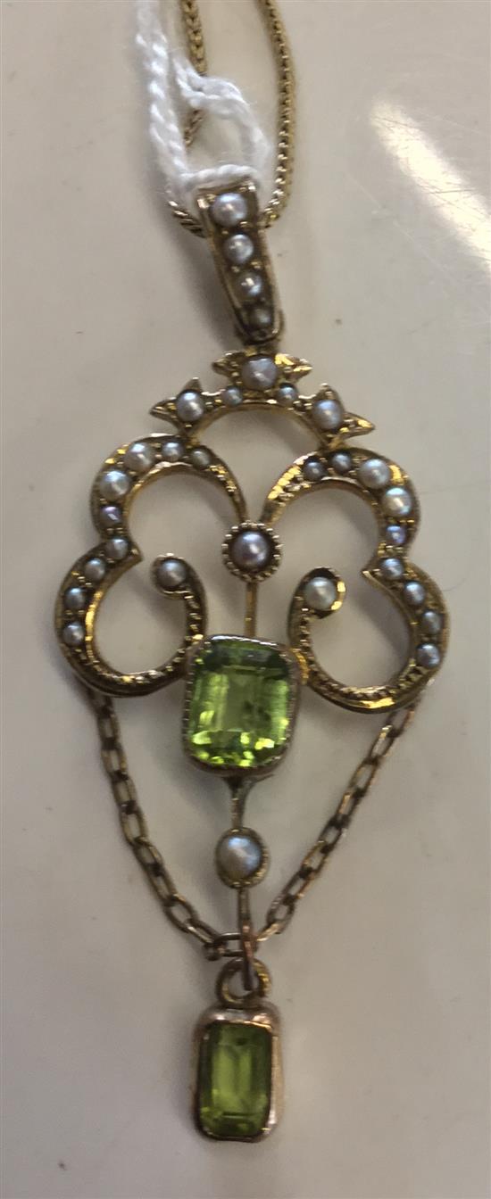 Peridot 9ct gold & seed pearl pendant